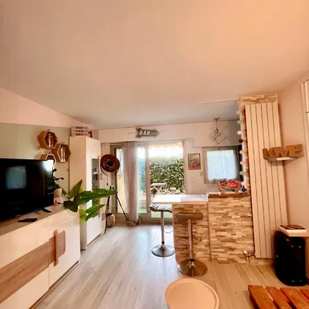 Studio Avec Piscine/tennis/petanque Proche Plages Apartamento Antibes